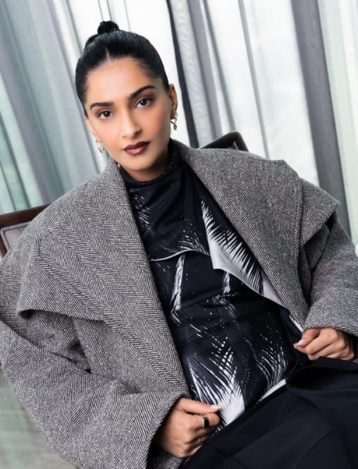 एक्ट्रेस ने एक से बढ़कर एक पोज में तस्वीरें पोस्ट की हैं.