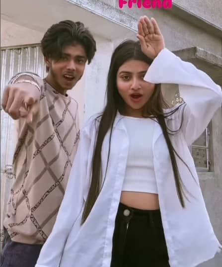 ਕੀ ਹੈ ਪੂਰਾ ਮਾਮਲਾ?  ਇੰਫਲੂਐਂਸਰ ਸੋਫਿਕ ਐਸਕੇ ਦਾ ਜੋ MMS ਵੀਡੀਓ ਵਾਇਰਲ ਹੋ ਰਿਹਾ ਹੈ, ਉਸ ਵਿੱਚ ਉਹ ਆਪਣੀ ਕਥਿਤ ਗਰਲਫਰੈਂਡ ਦੋਸਤੂ ਸੋਨਾਲੀ ਦੇ ਨਾਲ 'ਇਤਰਾਜ਼ਯੋਗ ਸਥਿਤੀ' ਵਿੱਚ ਦਿਖਾਈ ਦੇ ਰਹੇ ਹਨ। ਇਹ ਵੀਡੀਓ ਆਨਲਾਈਨ ਇੰਨਾ ਜ਼ਿਆਦਾ ਵਾਇਰਲ ਹੋ ਰਿਹਾ ਹੈ ਕਿ ਇਹ ਹੁਣ 'ਸੋਫਿਕ ਵਾਇਰਲ ਵੀਡੀਓ' ਦੇ ਨਾਂ ਨਾਲ ਟੌਪ ਟਰੈਂਡ ਕਰ ਰਿਹਾ ਹੈ।