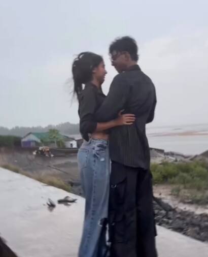 ਜਾਣਕਾਰੀ ਅਨੁਸਾਰ, ਸੋਫਿਕ ਅਤੇ ਉਸਦੀ ਗਰਲਫਰੈਂਡ ਦੇ ਇਸ 15 ਮਿੰਟ ਦੇ ਵਾਇਰਲ MMS ਨੂੰ ਆਨਲਾਈਨ 3 ਲੱਖ ਤੋਂ ਵੱਧ ਵਾਰ ਦੇਖਿਆ ਜਾ ਚੁੱਕਾ ਹੈ। ਇਸ MMS ਵੀਡੀਓ ਤੋਂ ਇਲਾਵਾ, ਸੋਫਿਕ ਅਤੇ ਦੋਸਤੂ ਸੋਨਾਲੀ ਦੇ ਡਾਂਸ ਕਰਨ ਅਤੇ 'ਕਿਸ' ਕਰਨ ਦੇ ਹੋਰ ਵੀ ਕਈ ਵੀਡੀਓਜ਼ ਸੋਸ਼ਲ ਮੀਡੀਆ 'ਤੇ ਵਾਇਰਲ ਹੋ ਰਹੇ ਹਨ। ਕੁਝ ਸੋਸ਼ਲ ਮੀਡੀਆ ਯੂਜ਼ਰਸ ਇਸ ਵਾਇਰਲ ਵੀਡੀਓ ਨੂੰ 'ਡੀਪਫੇਕ' ਅਤੇ 'ਫਰਜ਼ੀ' ਵੀ ਦੱਸ ਰਹੇ ਹਨ। ਹਾਲਾਂਕਿ, ਅਜੇ ਤੱਕ ਸੋਫਿਕ ਐਸਕੇ ਅਤੇ ਉਸਦੀ ਗਰਲਫਰੈਂਡ ਦੋਸਤੂ ਸੋਨਾਲੀ ਨੇ ਇਸ ਵਾਇਰਲ ਵੀਡੀਓ 'ਤੇ ਕੋਈ ਪ੍ਰਤੀਕਿਰਿਆ ਨਹੀਂ ਦਿੱਤੀ ਹੈ।