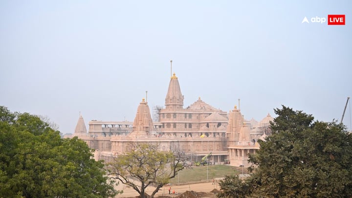 उत्तर प्रदेश स्थित अयोध्या के राम मंदिर में 25 नवंबर 2025, दिन मंगलवार को ध्वजारोहण समारोह का आयोजन किया जाएगा. ध्वजारोहण समारोह से पहले गुजरात में राम मंदिर के लिए विशेष ध्वज बनकर तैयार हो चुका है. यह हर मौसम धूप, बारिश और तेज हवा का सामना करने में सक्षम हैं.