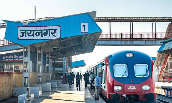 भारत के जयनगर रेलवे स्टेशन से नेपाल की ट्रेन जाती है. दरअसल मधुबनी जिले का यह स्टेशन भारत का आखिरी रेलवे स्टेशन माना जाता है. वहीं यही से नेपाल के जनकपुर तक सीधी ट्रेन मिलती है. नेपाल का स्टेशन भारतीय स्टेशन की दीवार के उस पर है, जहां जाने के लिए ओवर ब्रिज बना है. इस स्टेशन पर यात्री हल्की-फुल्की चेकिंग के बाद सीधे नेपाल की ट्रेन में बैठ सकते हैं. वहीं कई लोगों को नहीं पता है लेकिन पाकिस्तान और बांग्लादेश की ट्रेन अलग-अलग स्टेशनों से मिलती है, लेकिन नेपाल की ट्रेन जयनगर स्टेशन से मिलती है.