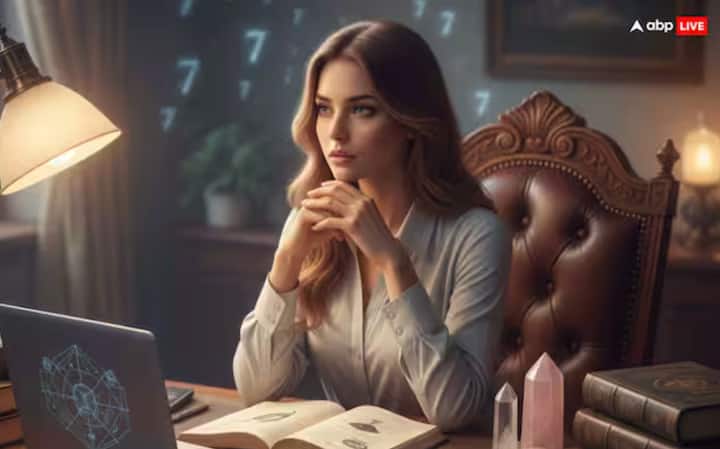 ਅੰਕ ਵਿਗਿਆਨ ਵਿੱਚ, ਕਿਸੇ ਵੀ ਮਹੀਨੇ ਦੀ 7, 16 ਜਾਂ 25 ਤਰੀਕ ਨੂੰ ਪੈਦਾ ਹੋਈਆਂ ਕੁੜੀਆਂ ਦਾ ਮੂਲਾ ਅੰਕ 7 ਹੁੰਦਾ ਹੈ। ਇਸ ਮੂਲਾ ਅੰਕ ਵਾਲੀਆਂ ਕੁੜੀਆਂ ਹਮੇਸ਼ਾ ਸੋਚਾਂ ਵਿੱਚ ਗੁਆਚੀਆਂ ਰਹਿੰਦੀਆਂ ਹਨ, ਆਪਣੇ ਫੈਸਲੇ ਖੁਦ ਲੈਣਾ ਪਸੰਦ ਕਰਦੀਆਂ ਹਨ, ਅਤੇ ਇੱਕ ਰਹੱਸਮਈ ਸ਼ਖਸੀਅਤ ਦੀਆਂ ਮਾਲਕ ਹੁੰਦੀਆਂ ਹਨ। ਇਸ ਮੂਲਾ ਦਾ ਸ਼ਾਸਕ ਗ੍ਰਹਿ ਕੇਤੂ ਹੈ, ਜੋ ਵਿਅਕਤੀਆਂ ਨੂੰ ਰਹੱਸਮਈ, ਅਧਿਆਤਮਿਕ ਊਰਜਾ, ਅੰਤਰਜਾਮੀ ਅਤੇ ਡੂੰਘੀ ਸੋਚ ਪ੍ਰਦਾਨ ਕਰਦਾ ਹੈ।