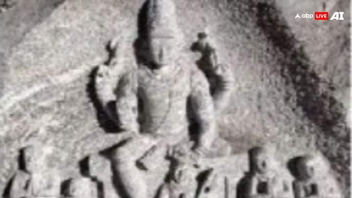 वहां के स्थानीय लोगों और विशेषज्ञों ने बताया कि इन चट्टानों पर करीब 31 अलग-अलग आकृतियां दिखाई दे रही हैं. जिसमें से कई चट्टानों पर भगवान शिव की आकृतियों मानी जा रही है. दूर से देखने पर ये मानवीय रूप नहीं लगते, लेकिन पास पहुंचने पर आकृतियों का आकार साफ नज़र आता है.