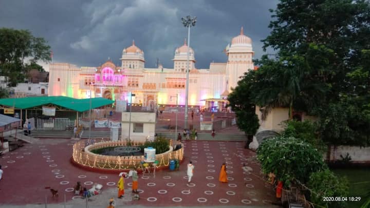 मंदिर की भव्यता और इतिहास दोनों ही इस शहर को हर साल हजारों श्रद्धालुओं के लिए आकर्षण का केंद्र बनाते हैं. कहा जाता है कि 16वीं शताब्दी में महारानी कुंवरि ने भगवान राम की मूर्ति अयोध्या से ओरछा लाकर स्थापित की थी.