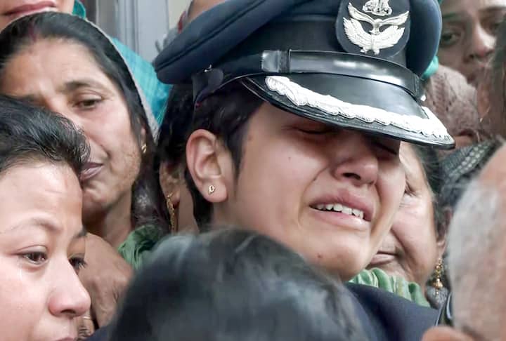 स्थानीय निवासियों के लिए नमांश एक उत्कृष्ट खिलाड़ी और देशभक्त थे. स्याल की 21 नवंबर को एयर शो के दौरान लाइट कॉम्बैट एयरक्राफ्ट (एसएसी) तेजस को उड़ाते समय हुई दुर्घटना में मौत हो गई थी.