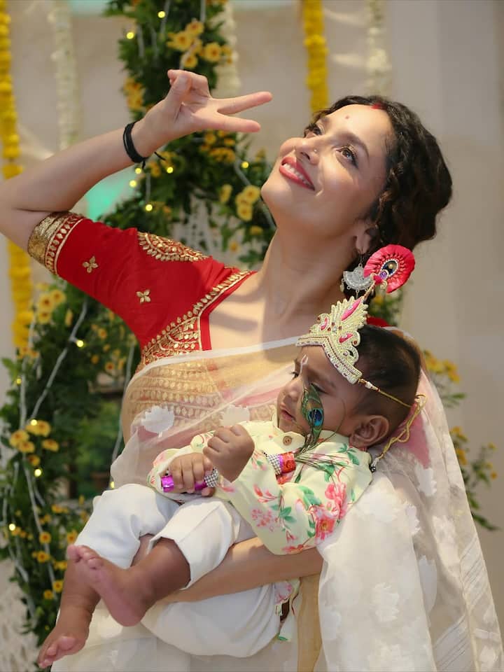 लेकिन इस मौके पर विक्की जैन की गैर मौजूदगी पाई गई. वहीं अंकिता लोखंडे के वर्कफ्रंट की बात करें तो आखिरी बार उन्हें 'लाफ्टर शेफ्स सीजन 2' में देखा गया था.