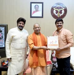 Balakrishna Met Yogi Adityanath: ఉత్తరప్రదేశ్ సీఎం యోగిని కలిసిన బాలకృష్ణ... Akhanda 2 త్రిశూలం బహుకరణ