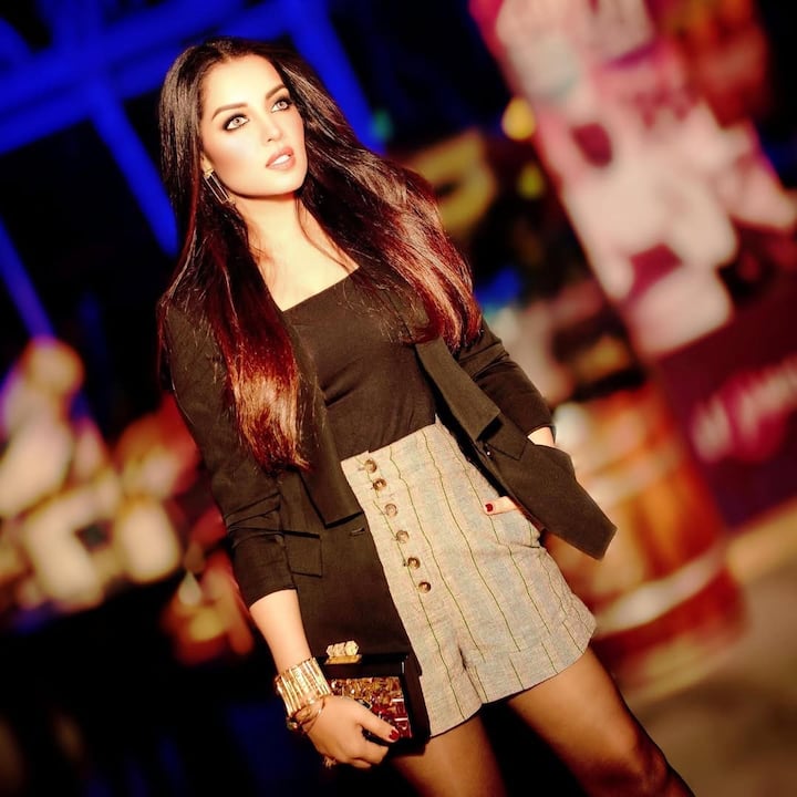 एक्ट्रेस का ये लुक काफी स्टाइलिश है. उन्होंने मिनी स्कर्ट और टॉप के साथ ब्लैक ब्लेजर कैरी किया है, जिससे उनके लुक में चार चांद लग गए.