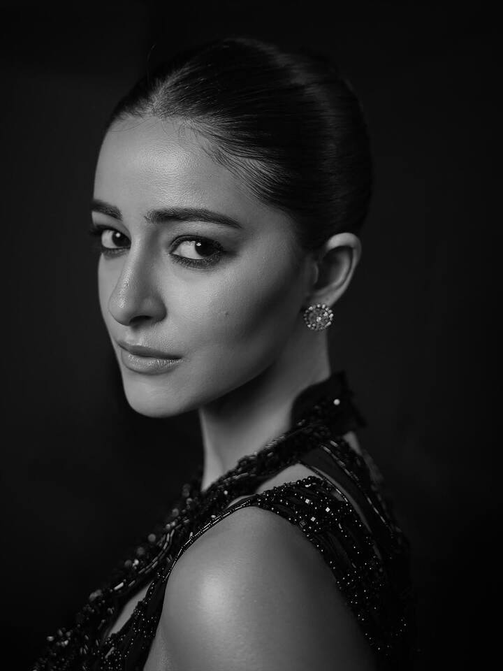 सोशल मीडिया पर तो वैसे भी अनन्या पांडे का जलवा बरकरार रहता है अब एक बार फिर उन्होंने अपनी खूबसूरती से फैंस को अपना दीवाना बना लिया है. एक-एक तस्वीर में एक्ट्रेस का दिलकश अंदाज आपका दिल चुरा ले जाएगा.