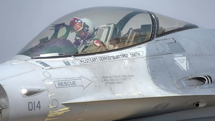 पायलट की फिटनेस और मानसिक तैयारियों की जांच एयर शो से पहले की जाती है. हाई-जी मैन्यूवर में खिंचाव सहन करने के लिए हृदय और फेफड़ों की क्षमता बेहद जरूरी है. साथ ही दृष्टि, प्रतिक्रिया समय और तनाव में निर्णय लेने की क्षमता भी परखी जाती है.