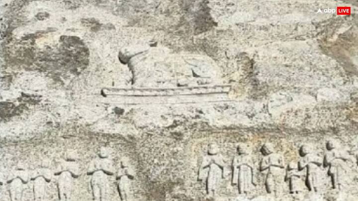 इन चट्टानों को देखकर ऐसा लगता है कि यह एक विशाल मूर्ति परिसर में बदल गई है. इन चट्टानों पर शिव के वाहन नंदी का आकार दिखाई देता है, वहीं अन्य जगहों पर साधुओं और भक्तों जैसी आकृतियां उभरी नजर आती हैं.