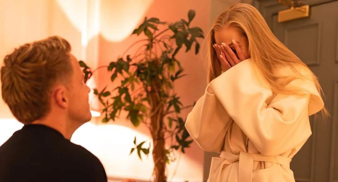 IPL 2026: Rajasthan Royals' New Recruit Pulls Off Filmy Proposal To Girlfriend IPL 2026 Rajasthan Royals Sam Curran Pulls Off Filmy Proposal To Girlfriend IPL 2026: Rajasthan Royals' New Recruit Pulls Off Filmy Proposal To Girlfriend