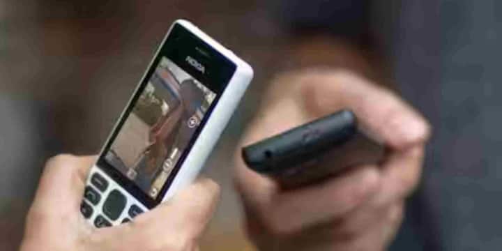 ప్రారంభంలో కంపెనీలు ఒకే సిమ్ ఉపయోగించగల ఫీచర్ ఫోన్‌లను తయారు చేశాయి, అయితే ప్రజల అవసరాలు పెరిగేకొద్దీ ఫోన్‌లలో మార్పులు వచ్చాయి. రెండు సిమ్‌లను ఒకేసారి ఉపయోగించే ఆలోచన ఆ సమయంలో విప్లవాత్మకం, ఈ ఫోన్ వచ్చినప్పుడు, కోట్లాది మంది వినియోగదారుల కష్టాలు ఒక్కసారిగా సులభం అయ్యాయి.