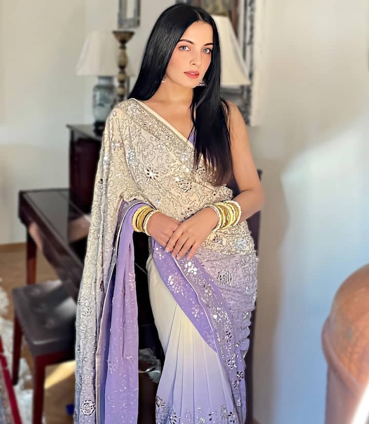 इस फोटो में एक्ट्रेस व्हाइट एंड पर्पल कॉम्बिनेशन वाली साड़ी पहने नजर आ रही हैं. उन्हें सटल मेकअप और स्ट्रेट हेयर करके अपने इस ट्रेडिशनल लुक को खास बनाया है.