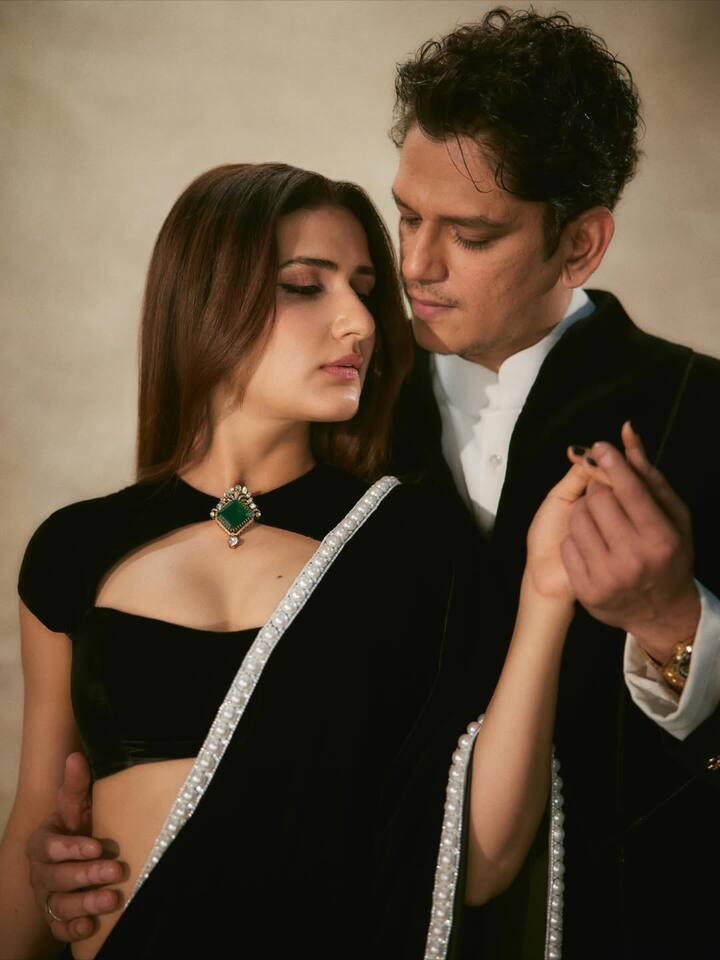 The chemistry between Vijay Verma and Fatima Sana Shaikh is clearly visible in these pictures. Fans have also become crazy about his style.