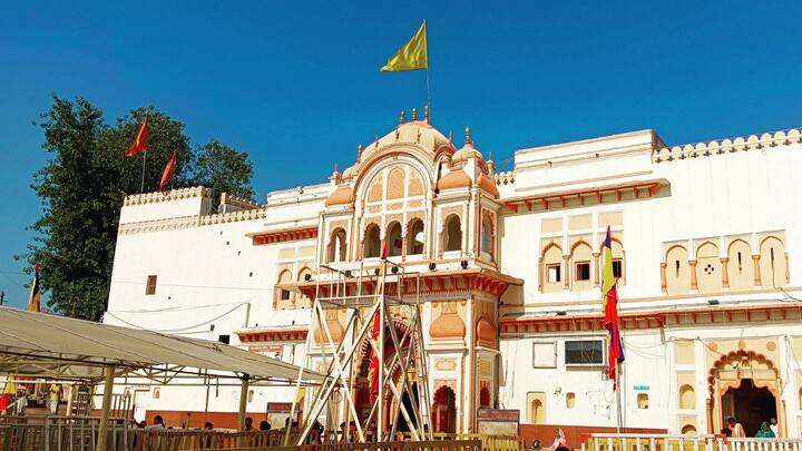 After this, Ramraja is respected like a king. Even today the city police and guards salute at all times every morning. Five uniformed guards give guard of honor to Lord Rama four times throughout the day.
