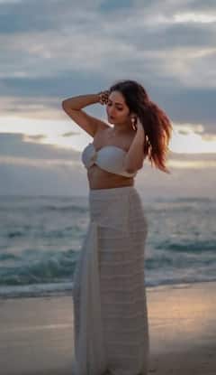 કૃતિકા શર્માએ શેર કર્યો ગાઉનમાં હૉટ બીચ લૂક