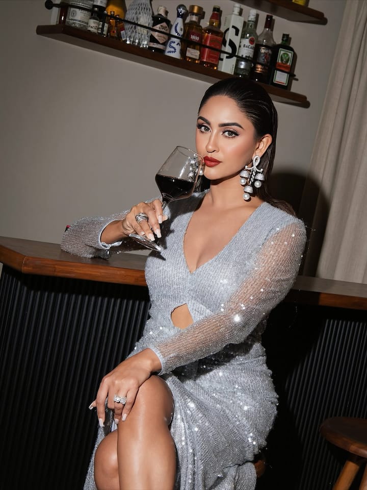 अपने इस स्टाइलिश आउटफिट के साथ उन्होंने सेम कलर का इयरिंग्स कैरी किया है जिसका डिजाइन काफी यूनिक है. हेवी मेकअप और रेड लिपस्टिक लगा कर उन्होंने अपनी खूबसूरती को और भी बढ़ा दिया है. स्टेटमेंट रिंग के साथ ये लुक कंप्लीट किया.