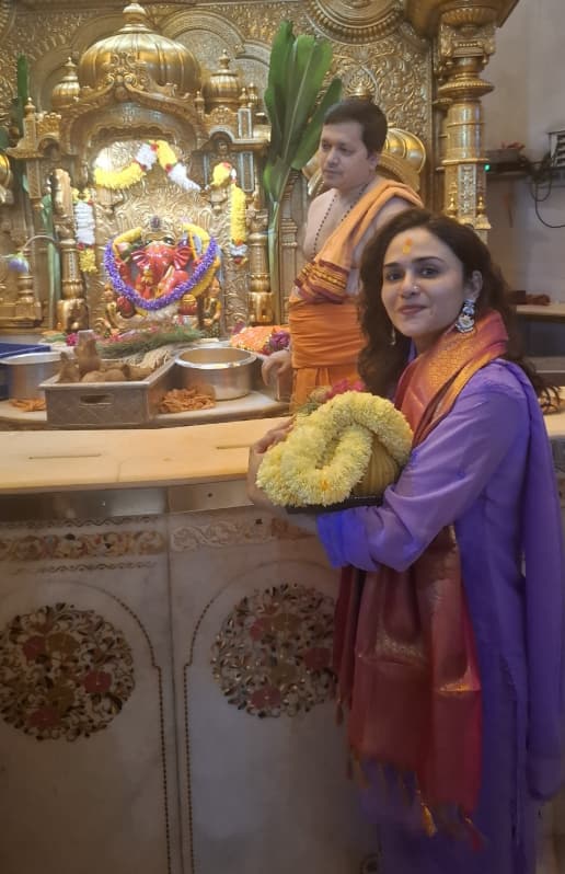 लवेंडर रंगाचा साधाच पण सुंदर ड्रेस तिने घातलाय. बाप्पाच्या आशीर्वादाने आपला BIrthday ती साजरा करताना दिसतेय.