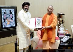 Balakrishna Met Yogi Adityanath: ఉత్తరప్రదేశ్ సీఎం యోగిని కలిసిన బాలకృష్ణ... Akhanda 2 త్రిశూలం బహుకరణ