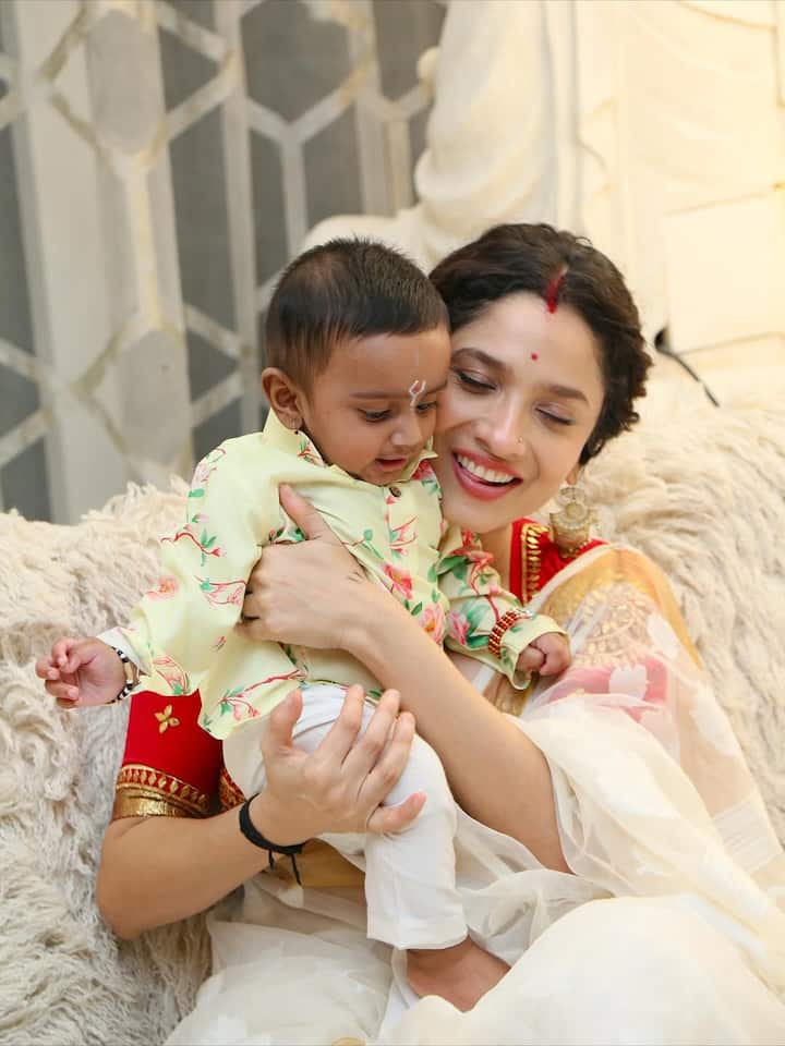 भतीजे संग उनका ऐसा बॉन्ड देखकर फैंस उनके पोस्ट पर खूब प्यार बरसा रहे हैं और कमेंट्स में अंकिता की प्रेग्नेंसी की बात कर रहे हैं. एक यूजर ने कमेंट करते हुए लिखा कि, 'अंकिता अब आपकी बारी'