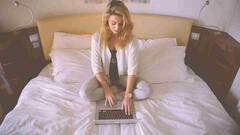 बेड पर लैपटॉप चलाया तो समझो पक्का हो जाएगा खराब! इन गलतियां से जल जाता है मदरबोर्ड, जानिए पूरी जानकारी