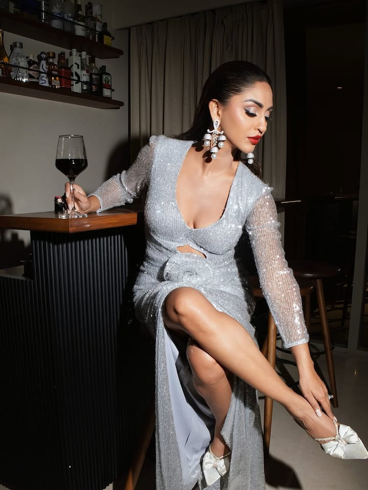 वर्कफ्रंट की बात करें तो क्रिस्टल डिसूजा ने टीवी सीरियल 'एक हजारों में मेरी बहना है' से घर-घर अपनी पहचान बनाई. इसके बाद उन्हें कई टीवी सीरियल्स में देखा गया लेकिन अब उन्हें पर्दे से दूर ही देखा जाता है. आखिरी बार वो 'लाफ्टर शेफ्स' में बतौर गेस्ट पधारी थीं.