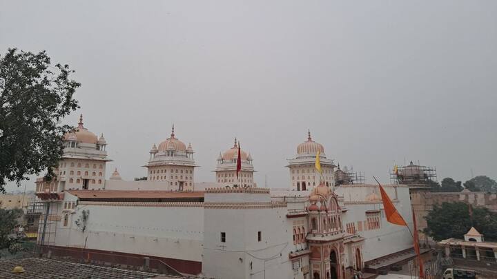 The city police salutes Lord Ram every day around the clock, whereas as per the general rules, VIPs are not given guard of honor after sunset, but here even after sunset, salute is given to Lord Shri Ram.