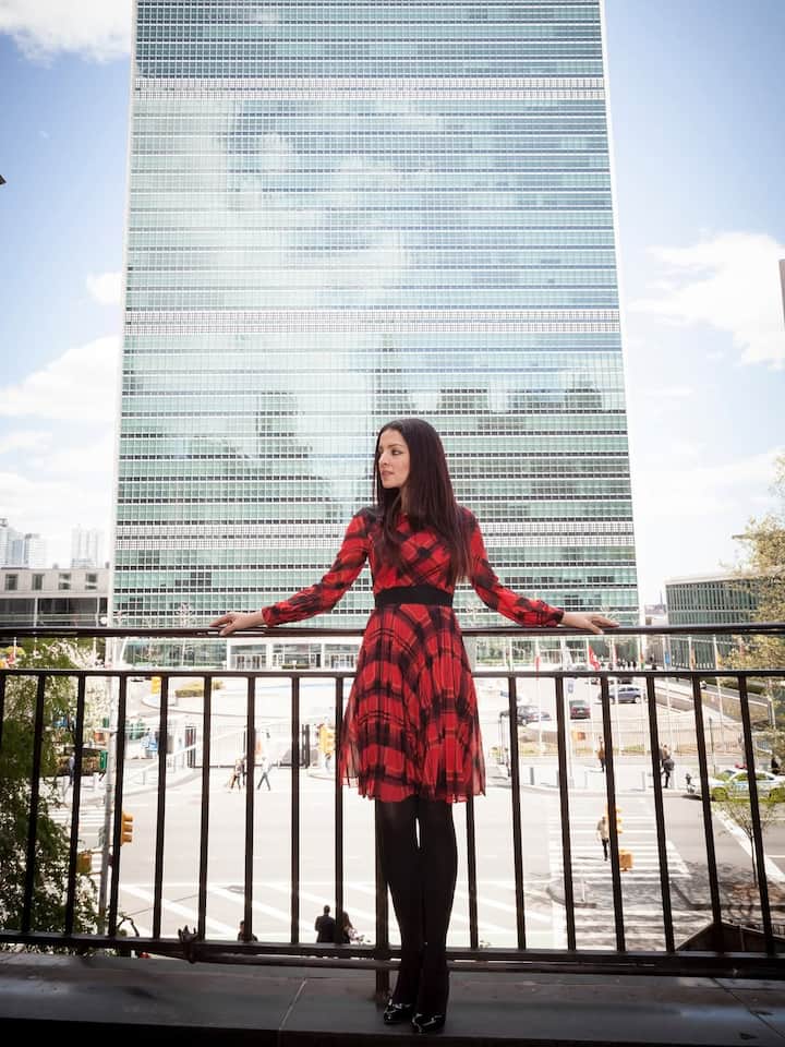 इस रेड ड्रेस में एक्ट्रेस काफी स्टाइलिश दिख रही हैं. उन्होंने स्टॉकिंग्स और बेल्ट लगाकर अपने इस लुक को कंप्लीट किया है.