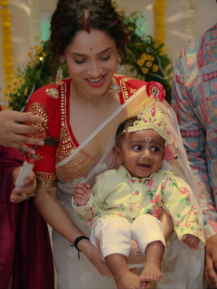 इन तस्वीरों में वो जमकर अपने भतीजे पर प्यार लुटाते हुए नजर आ रही हैं. कभी अद्वैत को गोद में उठाते तो कभी उसे निहारते अदाकारा ने दिल को छू लेने वाली पिक्चर्स से फैंस को भी इमोशनल कर दिया है.