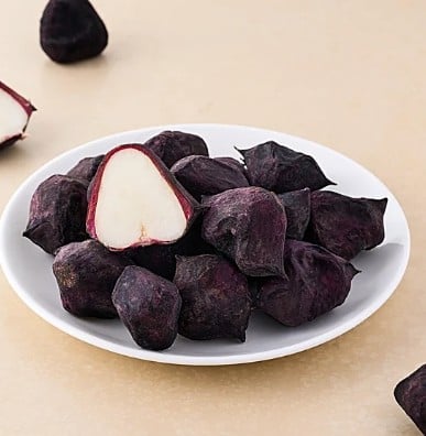 ਵਜ਼ਨ ਘਟਾਉਣ ਤੋਂ ਲੈ ਕੇ ਵੱਧਦੀ ਉਮਰ ਦੇ ਲੱਛਣ ਘਟਾਉਣ ਦਾ ਸੁਪਨਾ ਦੇਖਣ ਵਾਲੇ ਲੋਕ ਸਿੰਘਾੜਾ ਬਹੁਤ ਸ਼ੌਂਕ ਨਾਲ ਖਾਂਦੇ ਹਨ। ਸਿੰਘਾੜੇ ਵਿੱਚ ਫਾਈਬਰ, ਪੋਟਾਸ਼ਿਅਮ, ਕਾਪਰ, ਮੈਗਨੀਜ਼, ਵਿਟਾਮਿਨ B6 ਤੇ ਐਂਟੀਆਕਸੀਡੈਂਟ ਵਰਗੇ ਕਈ ਮਹੱਤਵਪੂਰਣ ਤੱਤ ਹੁੰਦੇ ਹਨ। ਇਹ ਕੁਦਰਤੀ ਤੌਰ ‘ਤੇ ਫੈਟ-ਫ੍ਰੀ ਤੇ ਗਲੂਟਨ-ਫ੍ਰੀ ਵੀ ਹੁੰਦਾ ਹੈ, ਜਿਸ ਕਰਕੇ ਇਹ ਸਿਹਤ ਲਈ ਇਕ ਪੋਸ਼ਟਿਕ ਤੇ ਲਾਭਦਾਇਕ ਫਲ ਮੰਨਿਆ ਜਾਂਦਾ ਹੈ। ਪਰ ਇਹ ਹਰ ਕਿਸੇ ਲਈ ਲਾਭਦਾਇਕ ਨਹੀਂ ਹੈ।