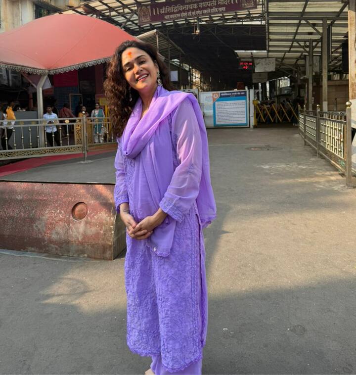 बाप्पाचं दर्शन घेत तिने हे फोटो शेअर केले आहेत.