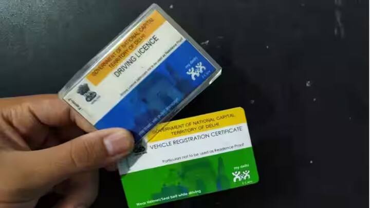 इसके बाद RC ट्रांसफर की प्रोसेस शुरू करें इसके लिए खरीदार को फॉर्म 29 और फॉर्म 30 भरना होता है. यह दोनों फॉर्म RTO की वेबसाइट से आसानी से डाउनलोड हो जाते हैं. इनमें गाड़ी की जानकारी, इंजन नंबर, चेसिस नंबर और दोनों पार्टी की जानकारी दर्ज की जाती हैं.