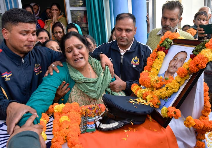 इस दौरान सशस्त्र बलों और प्रशासनिक वाहनों का काफिला ट्रक के पीछे चल रहा था. रास्ते में सैकड़ों लोग कतार में खड़े हुए थे और ‘जब तक सूरज चांद रहेगा, नम्मू (नमांश) तेरा नाम रहेगा’ जैसे नारे लगाए जा रहे थे. 