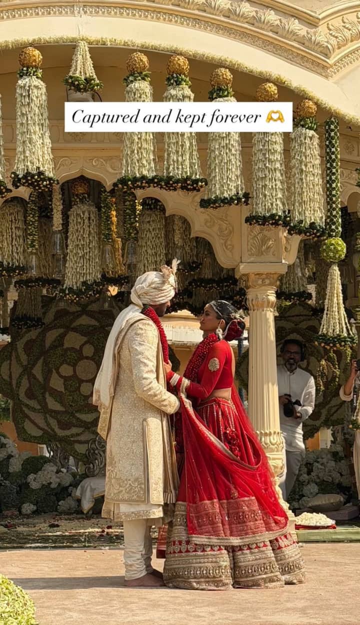उदयपूरच्या शाही लग्नात बॉलिवूड स्टार्स उपस्थित होते. शनिवारी सलग दुसऱ्या दिवशी माधुरी दीक्षितने अनेक राजस्थानी गाणी सादर केली.