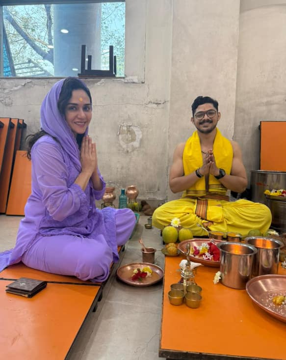 वाढदिवसाच्या निमित्ताने अमृताने आज सिद्धिविनायक गणपतीच दर्शन घेतलं.