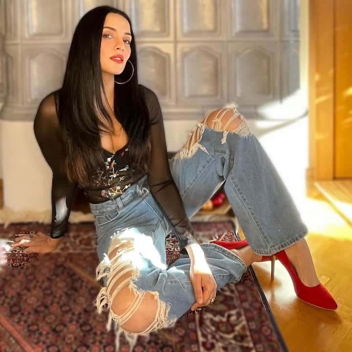 एक्ट्रेस का ये लुक काफी क्लासी दिख रहा है. उन्हें डेनिम और ब्लैक टॉप पहना है, साथ ही में हाई हील्स भी कैरी की. एक्ट्रेस का ये अंदाज उन्हें और भी निखार रहा है.