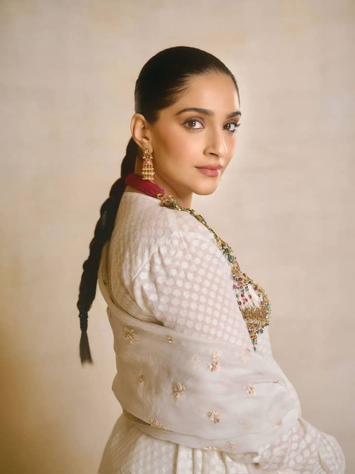 Dressed in an ethereal white ensemble, Sonam looked nothing short of mesmerising.