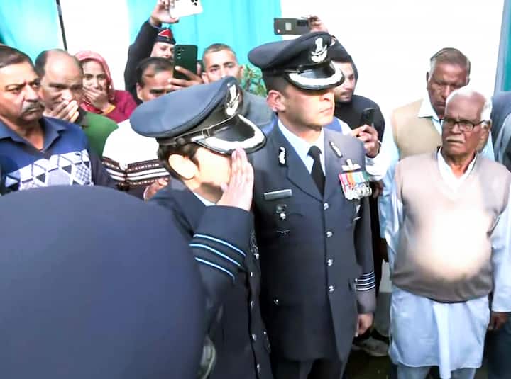  स्याल के पिता जगन्नाथ स्याल ने कहा, “नमांश की मृत्यु देश और मेरे लिए एक बड़ा नुकसान है.”  उन्होंने बताया कि देश में केवल चार एरोबैटिक पायलट हैं और नमांश उनमें से एक थे. 