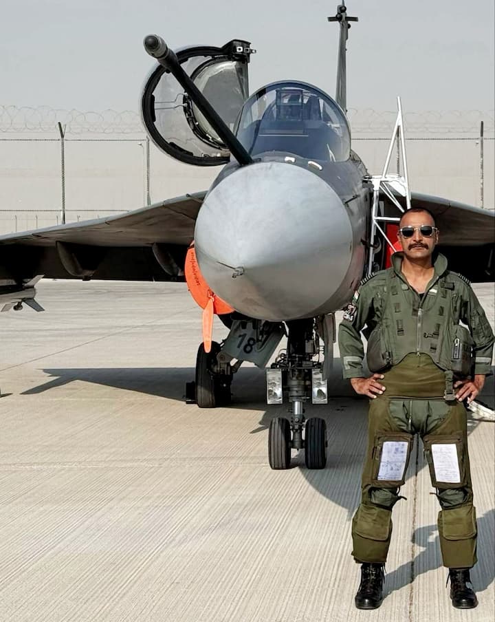 एयर शो के दौरान तेजस विमान हादसे में जान गंवाने वाले विंग कमांडर नमांश स्याल का रविवार (23 नवंबर) को हिमाचल प्रदेश के कांगड़ा जिले में अंतिम संस्कार किया गया। उनके पर्थिव शरीर को पेतृक गांव लाया गया. जहां उनको अंतिम विदाई दी गई.