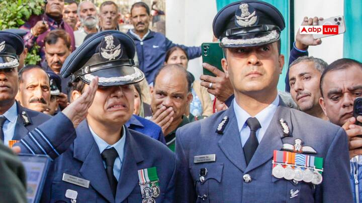 Himachal News: विंग कमांडर नमांश स्याल दुबई एयर शो के दौरान फाइटर प्लेन क्रैश होने से शहीद हो गए थे. नम आंखों से उनके पर्थिव शरीर को अंतिम विदाई दी गई.