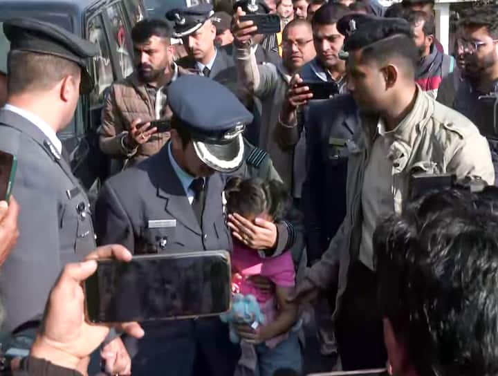 इस दौरान भारतीय वायुसेना में अधिकारी उनकी पत्नी विंग कमांडर अफशां बहुत भावुक दिखीं और छह-वर्षीय बेटी मां से लिपटी रही. इस दृश्य को देखकर हर किसी की आंखे नम नजर आईं.