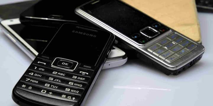 ఫోన్ రూపాన్ని, ఫీచర్లను పరిశీలిస్తే, ఇది దృఢమైన పాలికార్బోనేట్ బాడీని కలిగి ఉంది. 240×320 రిజల్యూషన్తో 2.4-అంగుళాల QVGA స్క్రీన్ ఉంది. ఫోన్ Nokia Series 30+ ఆపరేటింగ్ సిస్టమ్లో నడుస్తుంది, ఇది చాలా మృదువైనదిగా, నమ్మదగినదిగా చెప్పేవాళ్లు.