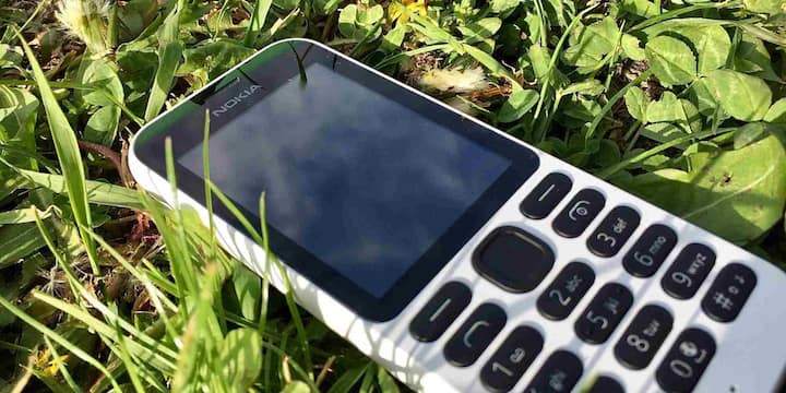 కెమెరాగా ఇందులో VGA సెన్సర్ ఇచ్చారు, దానితోపాటు LED ఫ్లాష్ కూడా ఉంది. సంగీత ప్రియుల కోసం MP3 ప్లేయర్, FM రేడియో, బ్లూటూత్ సపోర్ట్ ఉంది. నోకియాకు చెందిన ప్రసిద్ధ స్నేక్ జెన్జియా గేమ్ కూడా ముందుగానే లోడ్ చేసి వస్తుంది, ఇది ఫోన్ సరదాను మరింత పెంచుతుంది.