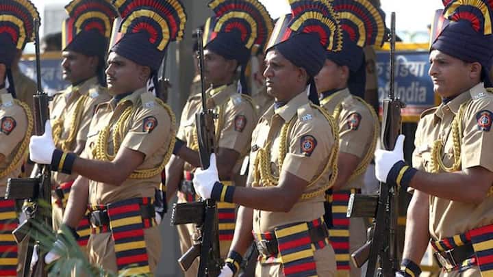 The special thing is that here no VIP, leader or officer is given a guard of honour. Be it the Prime Minister or the President, only King Ram has the right to salute. This is the reason why Orchha is considered to be the only place in the world where God is worshiped as a king.