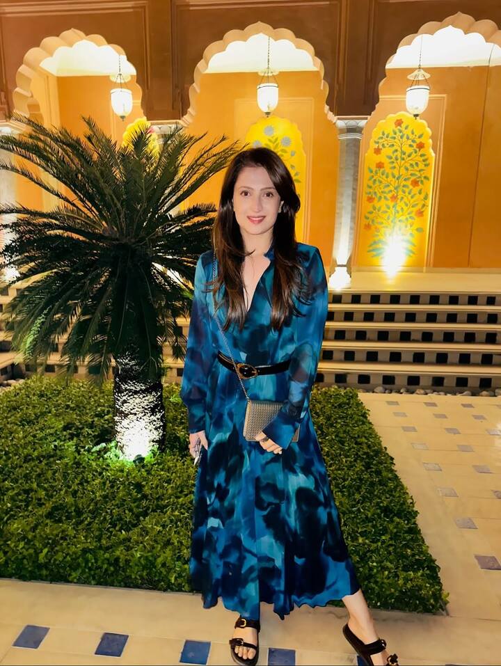 Jaya earlier worked in a corporate firm, but now she has become a businesswoman. In which she has also become quite successful.