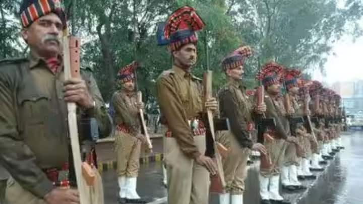 This tradition is not limited to religious sentiments only, but it has become a part of the cultural and historical identity of the city. Devotees and tourists come from far and wide to see it and capture this unique salute on camera.