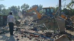 देहरादून में चला बुलडोजर, अवैध मकान और धार्मिक संचरनाएं ध्वस्त, जमीन अतिक्रमण मुक्त