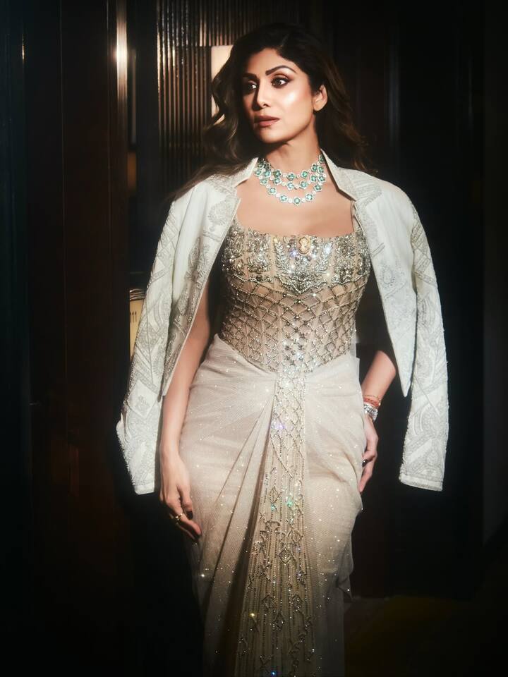 While sharing the pictures, Shilpa also wrote a special caption. The actress wrote, 'Modern vibe...retro charm..'