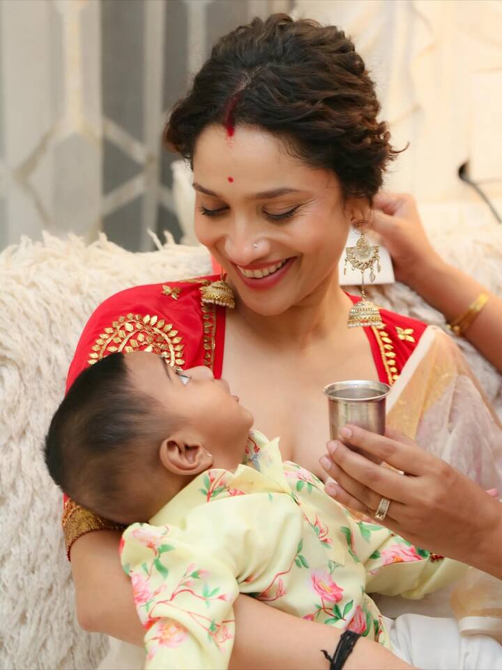 अंकिता लोखंडे की तस्वीरें सोशल मीडिया पर बहुत पसंद की जा रही है. अपने भतीजे अद्वैत का अन्न प्रशान सेलिब्रेट करते हुए एक्ट्रेस ने कई फोटोज शेयर किए हैं.